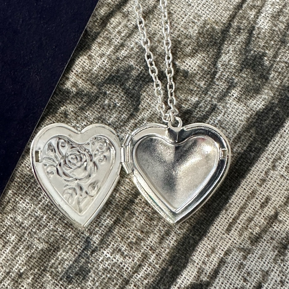 - Heart detail necklace locket new floral detail gift jewellery - Picture 7 of 7
